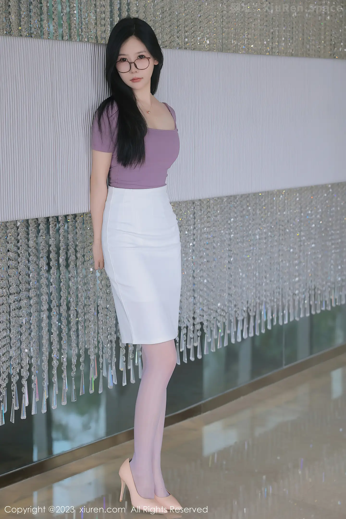 图片[2]-[XiuRen秀人网]2023.06.06 VOL.6865 尹甜甜 粉色紧身OL制服与蕾丝内衣加丝袜美腿性感私房写真集-秀人网官方网站